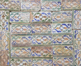 555.  Conjunto de azulejos de cerámica de "arista" esmaltada, S. XIX.