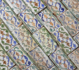 550.  Conjunto de azulejos de cerámica de "arista" esmaltados, S. XIX.