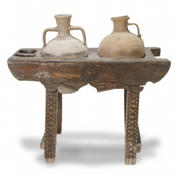 473.  Soporte de madera tallada con dos orzas de barro cocido.Trabajo español, S. XIX.Las orzas,  de pp. del S. XX.