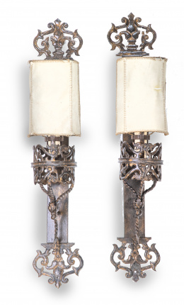 573.  Pareja de apliques de hierro con restos de dorado.España, h. 1900.