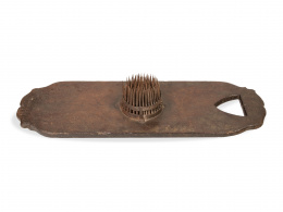 481.  Instrumento para rastrillar en madera de decoración grabada y hierro forjado.España, S. XIX - pp. del S. XX.