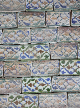 645.  Conjunto de azulejos para zócalo de cerámica de "arista" esmaltados en verde, azul y ocre.Triana, S. XIX.