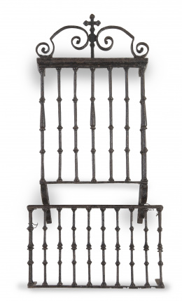 465.  Pequeña reja en hierro abalaustrada, rematada por tornapuntas y una cruz.España, S. XVII.