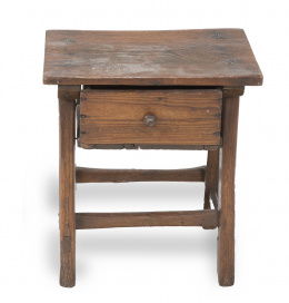 578.  Bufetillo de madera de nogal con cajón.Trabajo español, S. XVII.