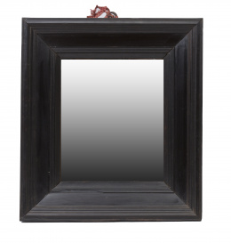 569.  Espejo de madera ebonizada, moldurado.España, S. XVIII.
