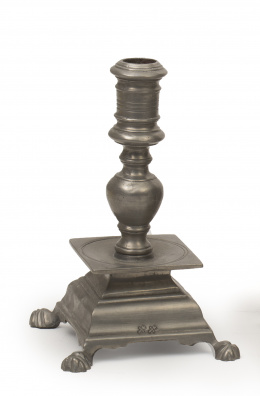 492.  Candelero de estaño, siguiendo modelos del S. XVIII.Pedraza, S. XX.