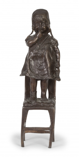 513.  "Niña sobre una silla".Escultura en bronce.Siguiendo a Juan Clará, S. XX.