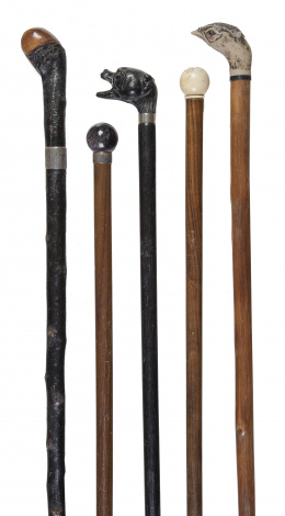 515.  Lote de cinco bastones de madera, con mangos de madera, marfil, ébano y amatista, ff. del S. XIX - pp. del S. XX.