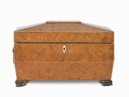 514.  Caja de té regencia de madera de raíz marfil y bronce aplicado.Inglaterra, h. 1820.