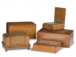 509.  Lote de cinco cajas de madera, alguna con marquetería, S. XIX - XX.
