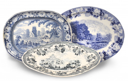 530.  Lote de tres fuentes de loza estampada, dos en azul y otra en negro.Una con marca estampada de Wood & SonsInglaterra, S. XIX- pp. del S. XX.