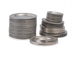 494.  Lote de sesenta y dos platitos en estaño de varios tamaños.Pedraza, S. XX.