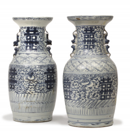 540.  Pareja de tibores en porcelana esmaltada en azul y blanco.China, S. XIX.
