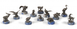 520.  Lote de doce animales en bronce sobre base de mármol. S. XX.