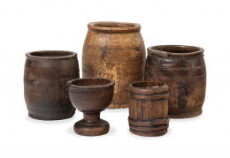 487.  Lote de copa y cuatro barriles populares de madera tallada, S. XIX.