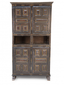 454.  Alacena de madera tallada y policromada con cuarterones.Trabajo español, S. XVII - XVIII.