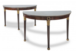 506.  Pareja de consolas de media luna de caoba tallada y dorada, S. XX.Diseñadas por el decorador Duarte Pinto Coelho (1923-2010).