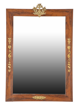 539.  Espejo de madera con aplicaciones de metal dorado, pp. del S. XX