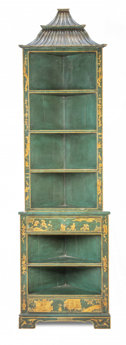 549.  Rinconera con forma de pagoda de madera lacada en verde y dorada con "chinosseries", S. XX.