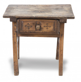 554.  Bufetillo de madera de nogal y castaño con cajón.Trabajo español, S. XVII - XVIII.