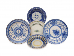 1171.  Cinco platos de cerámica esmaltada, alguno en azul de cobalto.Levante, S. XIX.