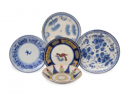 1172.  Cinco platos de cerámica esmaltada, uno con pajarito.Levante, S. XIX.
