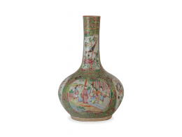 1081.  Botella globular de porcelana con esmaltes de la familia rosa.Cantón, S. XIX.