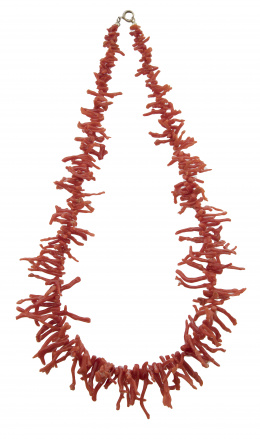 177.  Collar de coral en rama de tamaño creciente hacia el centro