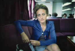 907.  NAN GOLDIN (Washington, D.C., Estados Unidos, 1953)Rebecca on the ferry to Mykonos, Greece, 1995