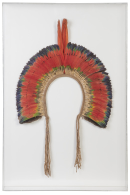 722.  Cocar o tocado de plumas de guacamayo sobre soporte de algodón, enmarcado.Brasil.