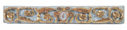 432.  Remate en madera tallada, policromada de azul y dorada.España, S. XVIII.