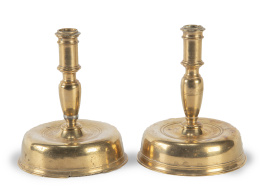 1160.  Pareja de candeleros de bronce doradoEspaña o Flandes, S. XVIII.