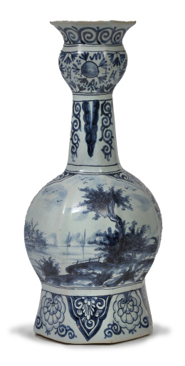 1117.  Vaso de flauta de loza esmaltada en azul y blancoDelft, ff. del S. XVIII.