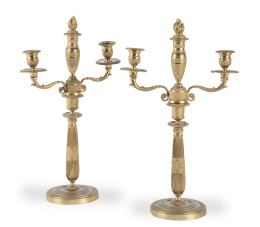 568.  Pareja de candelabros de bronce dorado.Francia, S. XIX.