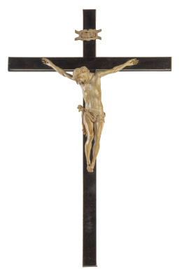 1156.  Cristo expirante.Escultura en marfil tallado sobre cruz de madera.España, S. XVII.