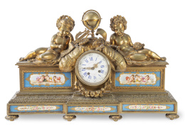 656.  Reloj estilo Luis XVI  de bronce dorado, cartelas de porcelana esmaltada a la manera de Sévres y figuras escultóricas. Firmado en la esfera "Boursier, eléve de Lepaute à Paris".Francia, último cuarto del S. XIX.