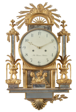 807.  Reloj de pared de madera tallada y dorada.Trabajo sueco, primer cuarto del S. XVIII.Firmado en la esfera "Pehr Söderman. Stockholm".