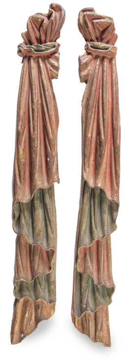 512.  Pareja de remates con forma de "drapperies" de madera tallada y policromada.España, S. XVII.
