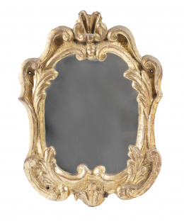 532.  Espejo de madera tallada y doradaEspaña, pp. del S. XVIII.