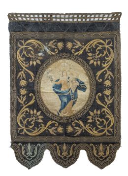 514.  Simpecado, la Virgen con el Niño Bordado "a pintura" con hilos de color, y bordado a realce con hilos de oro sobre seda negra.Trabajo español, Andalucía?, S. XVIII.