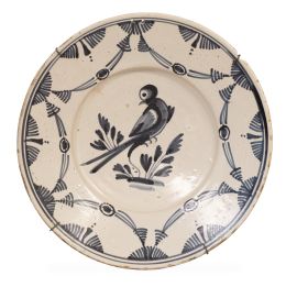 539.  Plato acuencado de cerámica esmaltada en azul y blanco con pájaro en el asiento.Cataluña, S. XVIII.