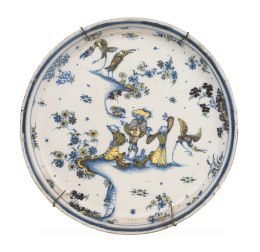 1207.  Plato de cerámica esmaltada de la serie chinescos esmaltada en azul, ocre, amarillo y manganeso.Alcora, primera época (1735-1760).