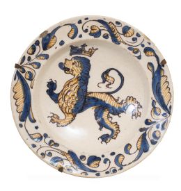 1166.  Plato acuencado de cerámica esmaltada con león rampante de la serie tricolor.Talavera, S. XVII.