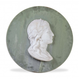 1403.  Medallón en metal pintado de verde con perfil femenino de mármol tallado