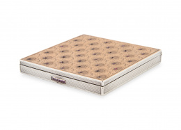 279.  Polvera Art-Decó en plata y vermeille con decoración de flores grabadas y pequeños cabuchones de rubíes