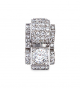 260.  Elegante sortija chevalière de brillantes con diseño asimétrico que presenta en un lado un brillante de 1,25 ct aprox, y bandas curvas combinadas cuajadas de brillantes 8/8