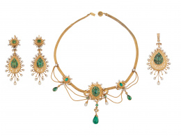 42.  Aderezo c.1840 formado por collar pendientes y colgante de perlas finas y esmeraldas, con punzones franceses de exportación