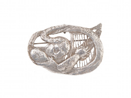 78.  Broche de plata Art-Decó con dama tocando el laúd