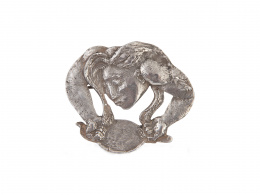 77.  Broche de plata Art-Decó con dama equilibrista