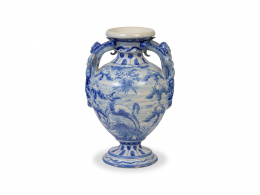 356.  Jarrón de cerámica esmaltada de azul de cobalto. Marcado en la base con el escudo del Monte Carmelo.Niveiro, Talavera, h. 1900.